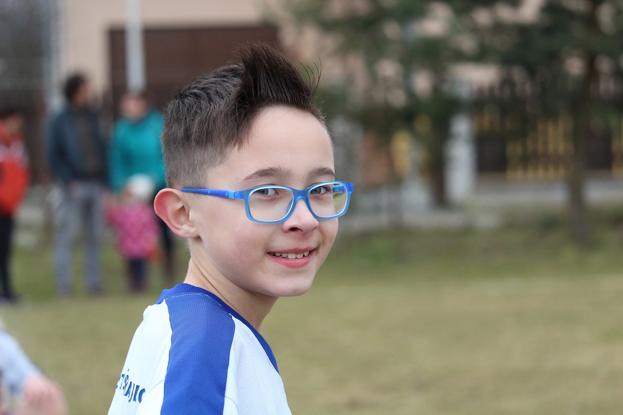 代妈怎么选怎样恢复试管代生的孩子近视眼（小孩近视恢复）