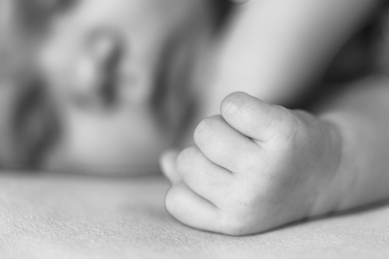 孕妈供卵生的宝宝脚扭伤了但是没肿（孕妈供卵生的宝宝扭了脚后不痛不肿,走路瘸）